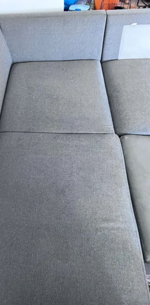 Canapé gris après nettoyage